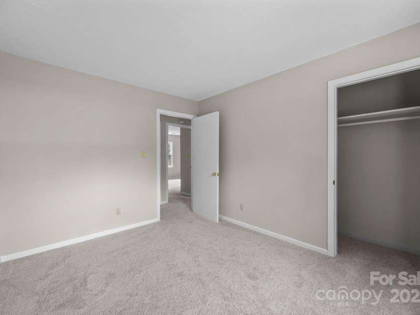 4754 Old Lantern Way, Charlotte, NC 28212.  MLS# CAR4276004, YatesRealty ID 22668. 