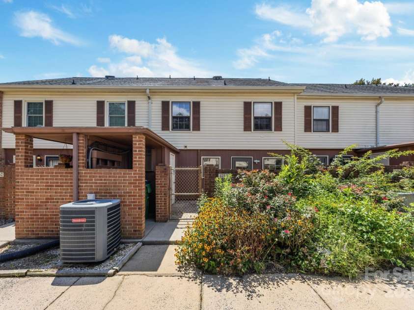 4754 Old Lantern Way, Charlotte, NC 28212.  MLS# CAR4276004, YatesRealty ID 22668. 
