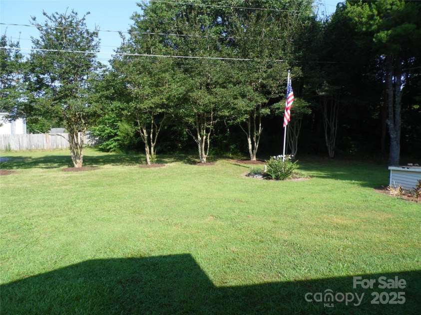 1475 Ferguson Drive, Clemmons, NC 27012.  MLS# CAR4276078, YatesRealty ID 22670. 