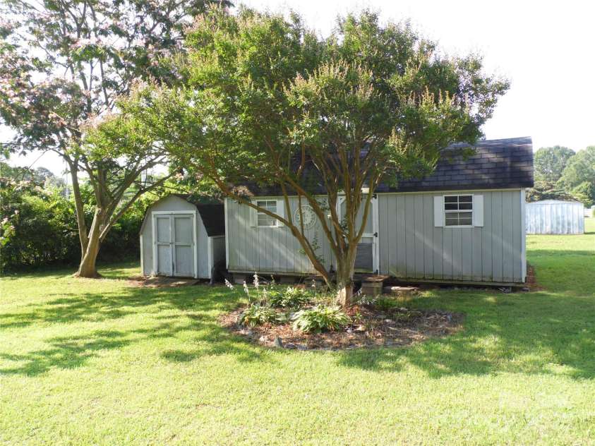 1475 Ferguson Drive, Clemmons, NC 27012.  MLS# CAR4276078, YatesRealty ID 22670. 
