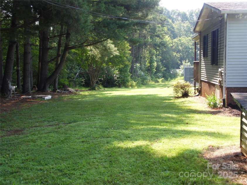 1475 Ferguson Drive, Clemmons, NC 27012.  MLS# CAR4276078, YatesRealty ID 22670. 