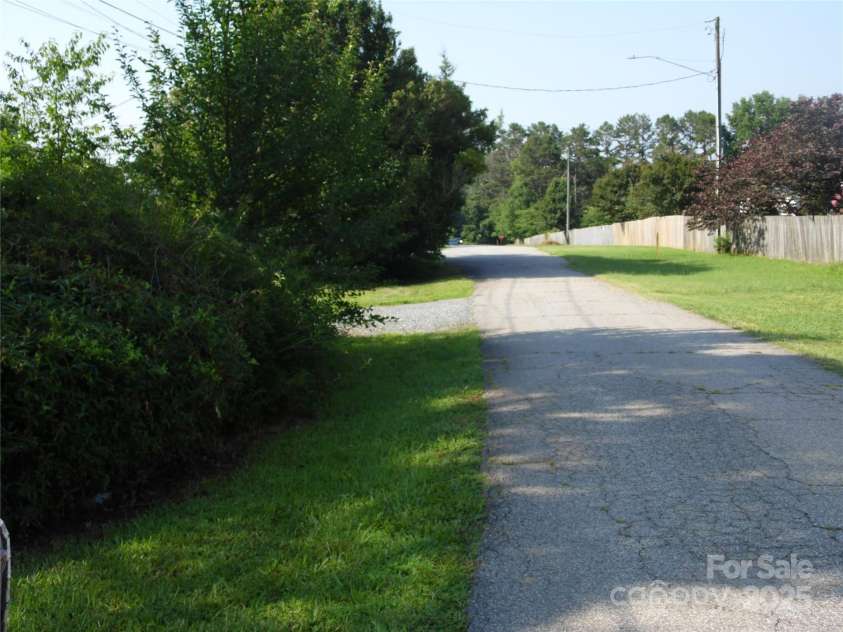 1475 Ferguson Drive, Clemmons, NC 27012.  MLS# CAR4276078, YatesRealty ID 22670. 