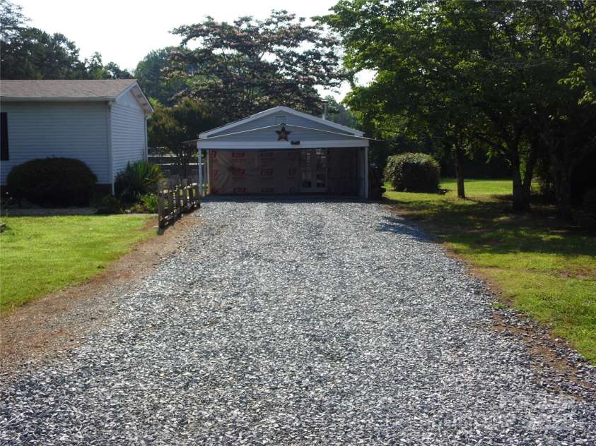 1475 Ferguson Drive, Clemmons, NC 27012.  MLS# CAR4276078, YatesRealty ID 22670. 