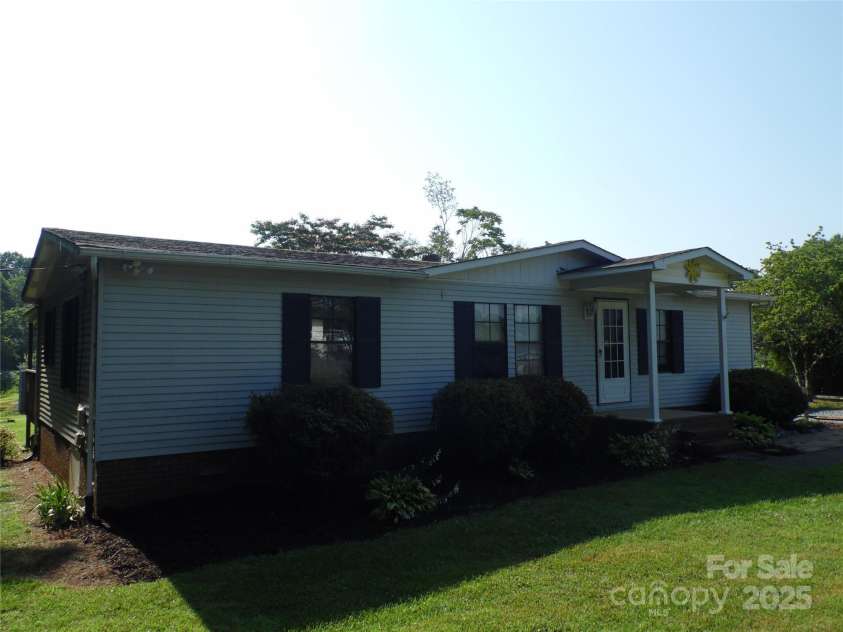 1475 Ferguson Drive, Clemmons, NC 27012.  MLS# CAR4276078, YatesRealty ID 22670. 