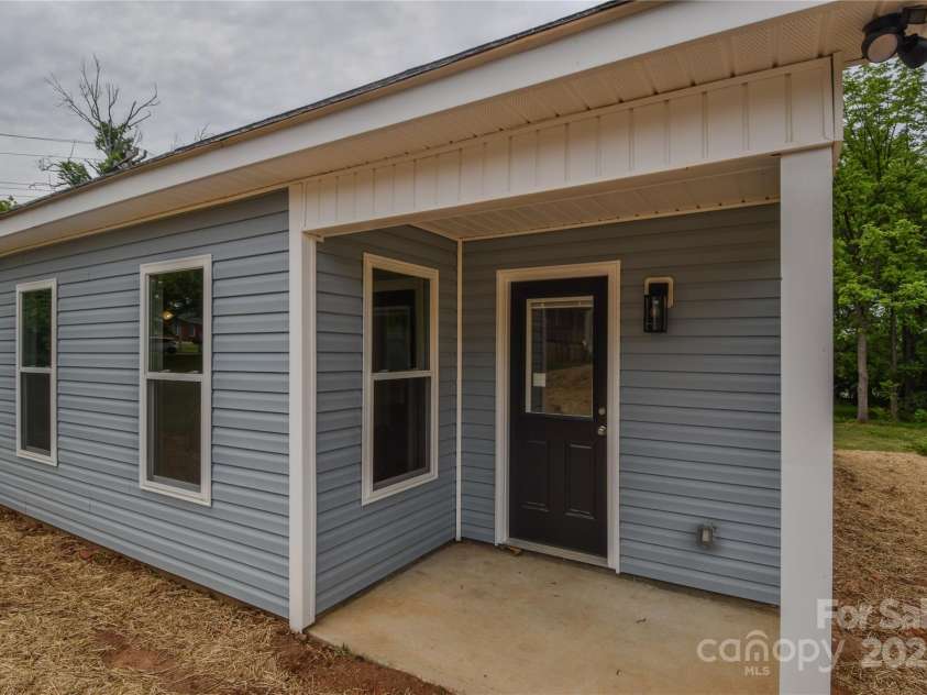 651 Elm Street, Statesville, NC 28677.  MLS# CAR4276125, YatesRealty ID 22673. 