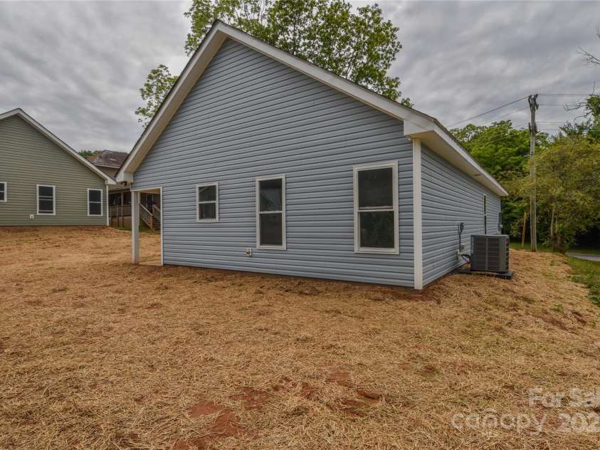 651 Elm Street, Statesville, NC 28677.  MLS# CAR4276125, YatesRealty ID 22673. 