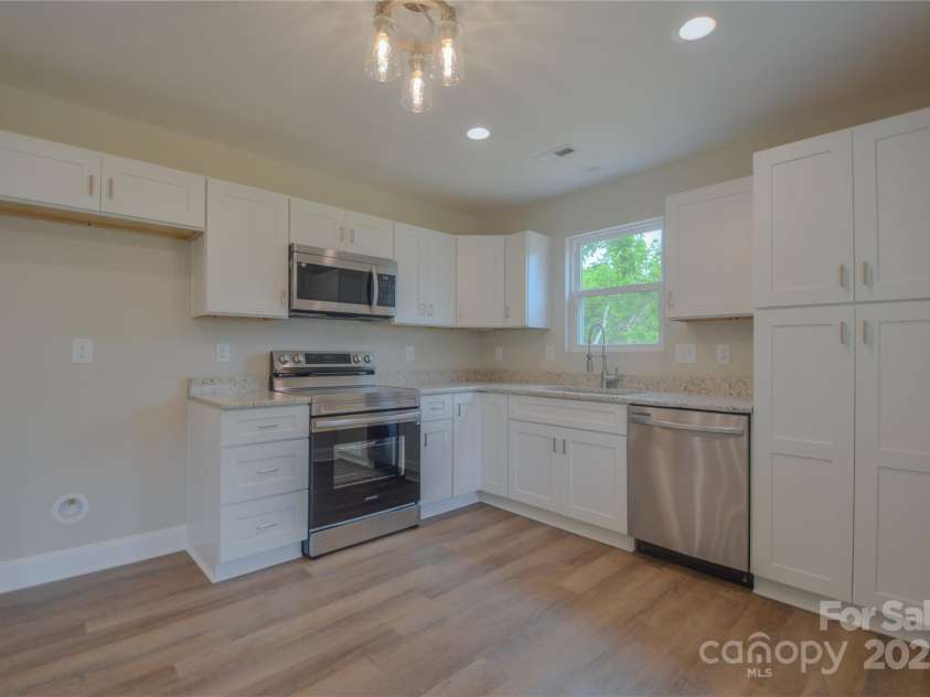 651 Elm Street, Statesville, NC 28677.  MLS# CAR4276125, YatesRealty ID 22673. 