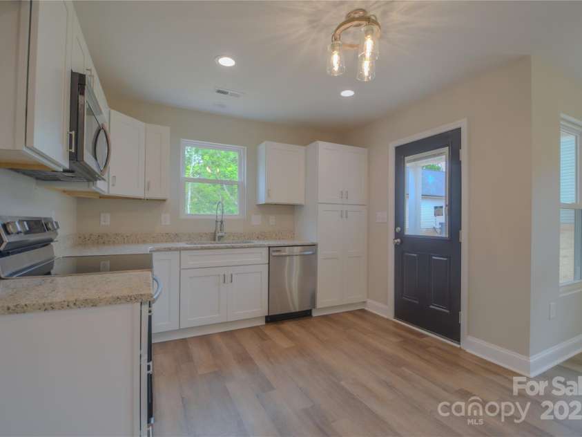 651 Elm Street, Statesville, NC 28677.  MLS# CAR4276125, YatesRealty ID 22673. 