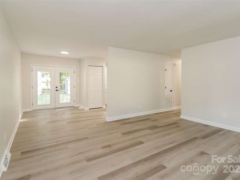 835 Carrington Drive, Charlotte, NC 28214.  MLS# CAR4273449, YatesRealty ID 22674. 