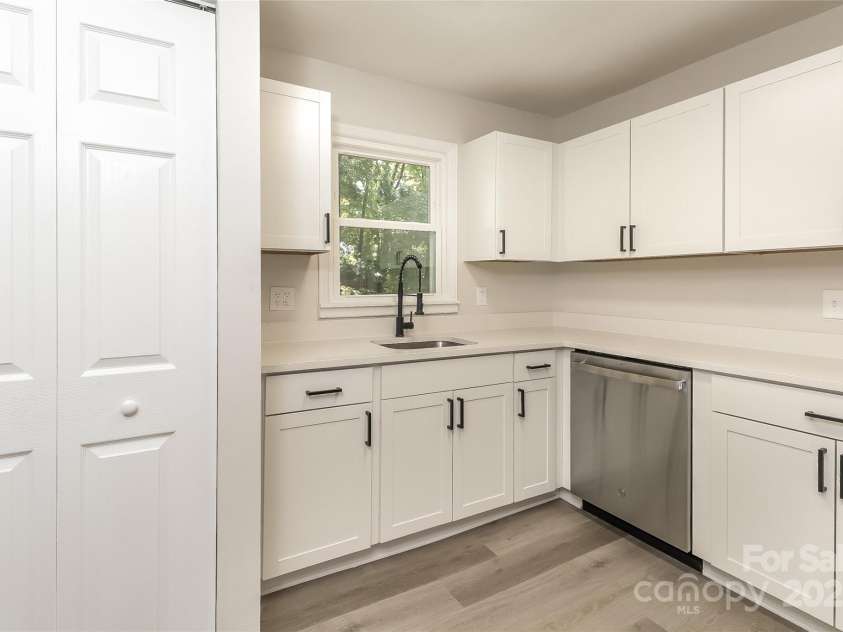 835 Carrington Drive, Charlotte, NC 28214.  MLS# CAR4273449, YatesRealty ID 22674. 