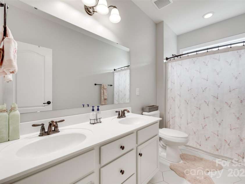 645 Brookhaven Drive, Fort Mill, SC 29708.  MLS# CAR4264322, YatesRealty ID 22675. Full Bathroom