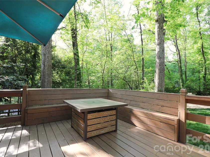 14040 Hackamore Drive, Matthews, NC 28105.  MLS# CAR4366899, YatesRealty ID 22676. Built in seating!