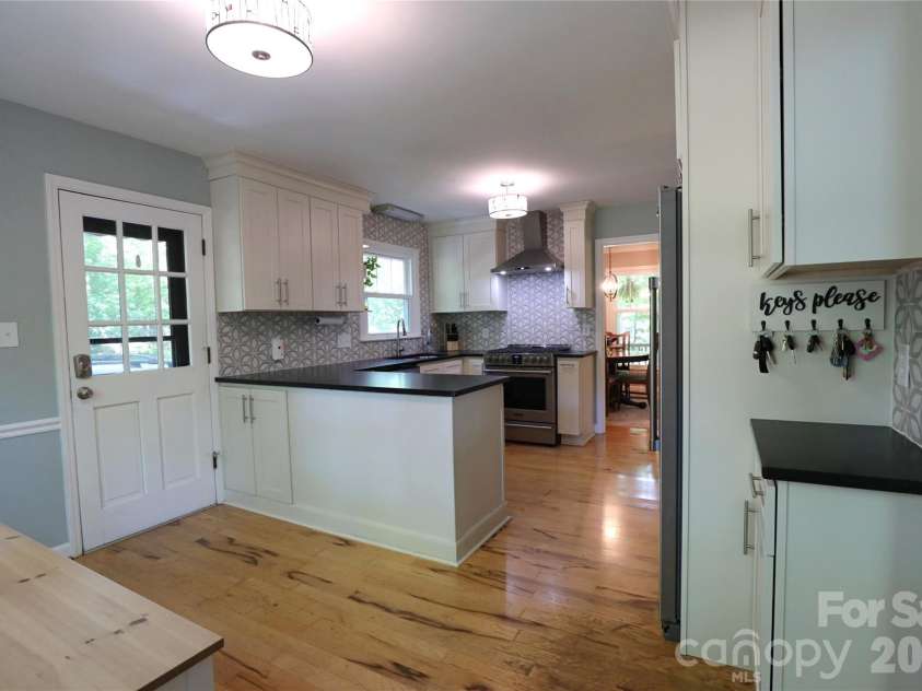 14040 Hackamore Drive, Matthews, NC 28105.  MLS# CAR4366899, YatesRealty ID 22676.  Cozy Kitchen
