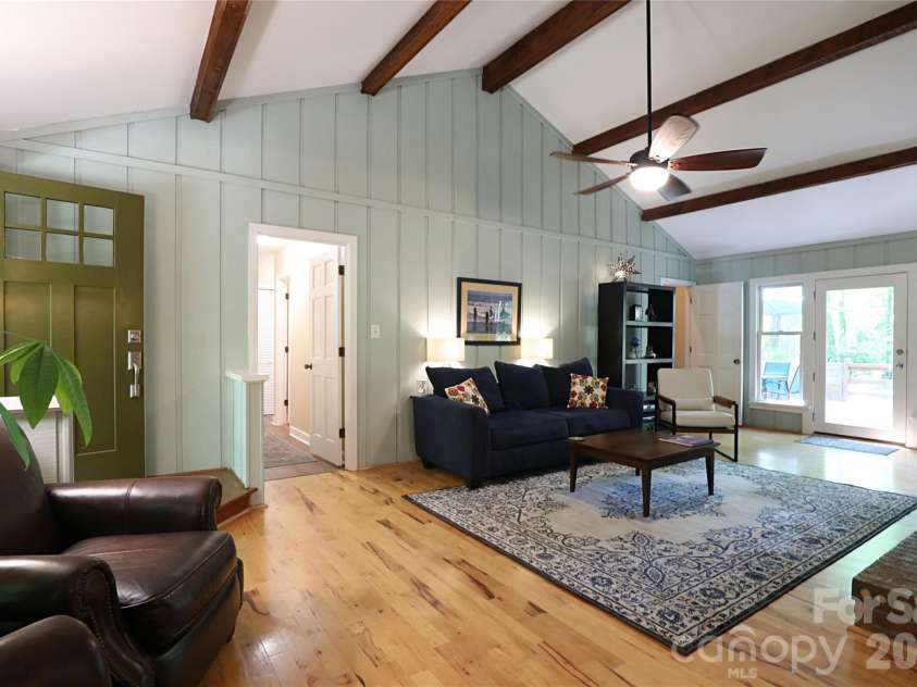 14040 Hackamore Drive, Matthews, NC 28105.  MLS# CAR4366899, YatesRealty ID 22676. Great Room with fresh paint!