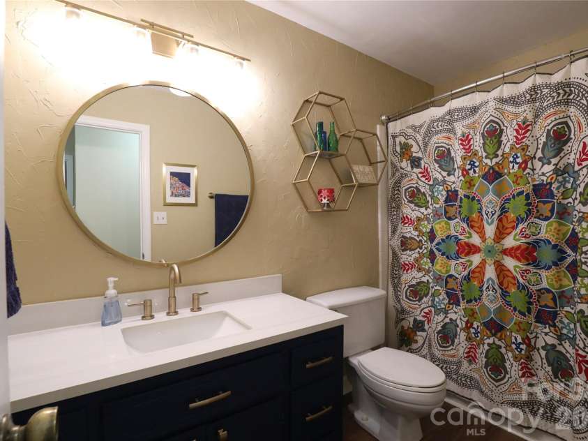 14040 Hackamore Drive, Matthews, NC 28105.  MLS# CAR4366899, YatesRealty ID 22676. Hall Bath