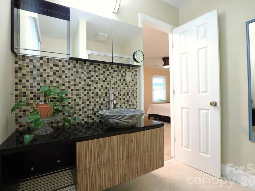 14040 Hackamore Drive, Matthews, NC 28105.  MLS# CAR4366899, YatesRealty ID 22676. Primary Bath