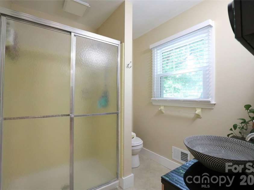 14040 Hackamore Drive, Matthews, NC 28105.  MLS# CAR4366899, YatesRealty ID 22676. Primary Bath 