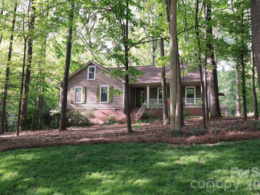 14040 Hackamore Drive, Matthews, NC 28105.  MLS# CAR4366899, YatesRealty ID 22676. Welcome Home!  