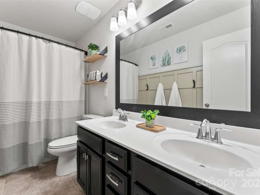 17231 Rider Wood Lane, Charlotte, NC 28278.  MLS# CAR4269861, YatesRealty ID 22676. Another full bath