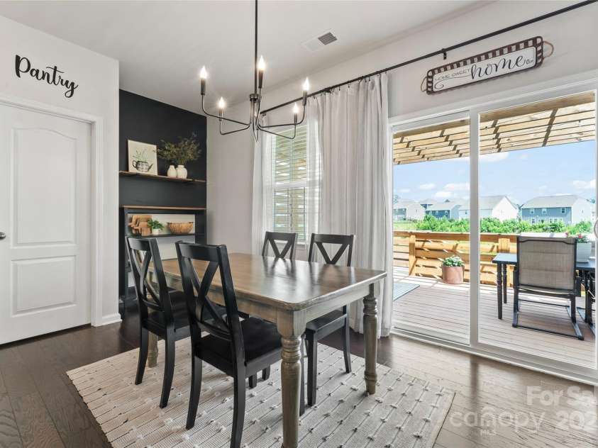 17231 Rider Wood Lane, Charlotte, NC 28278.  MLS# CAR4269861, YatesRealty ID 22676. Eat-in kitchen