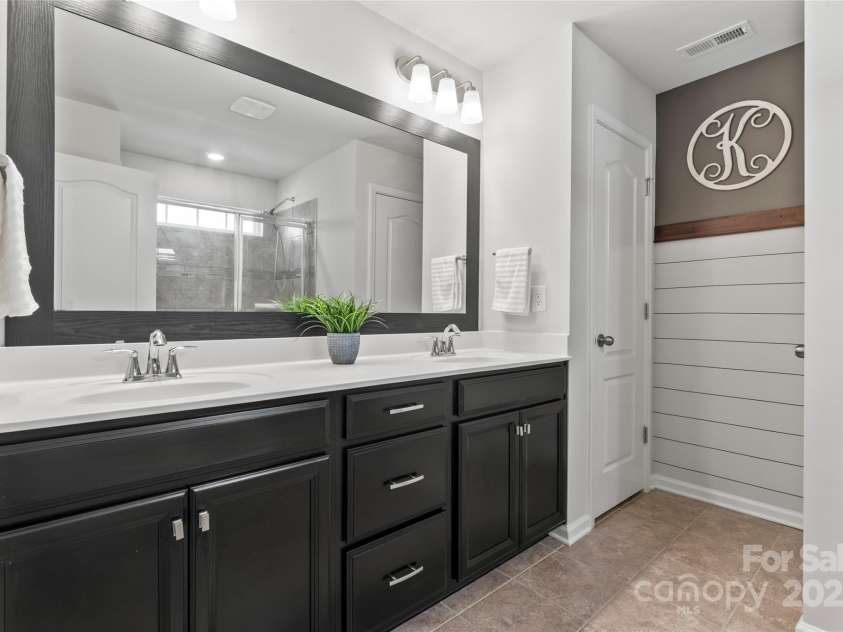 17231 Rider Wood Lane, Charlotte, NC 28278.  MLS# CAR4269861, YatesRealty ID 22676. Primary Bath