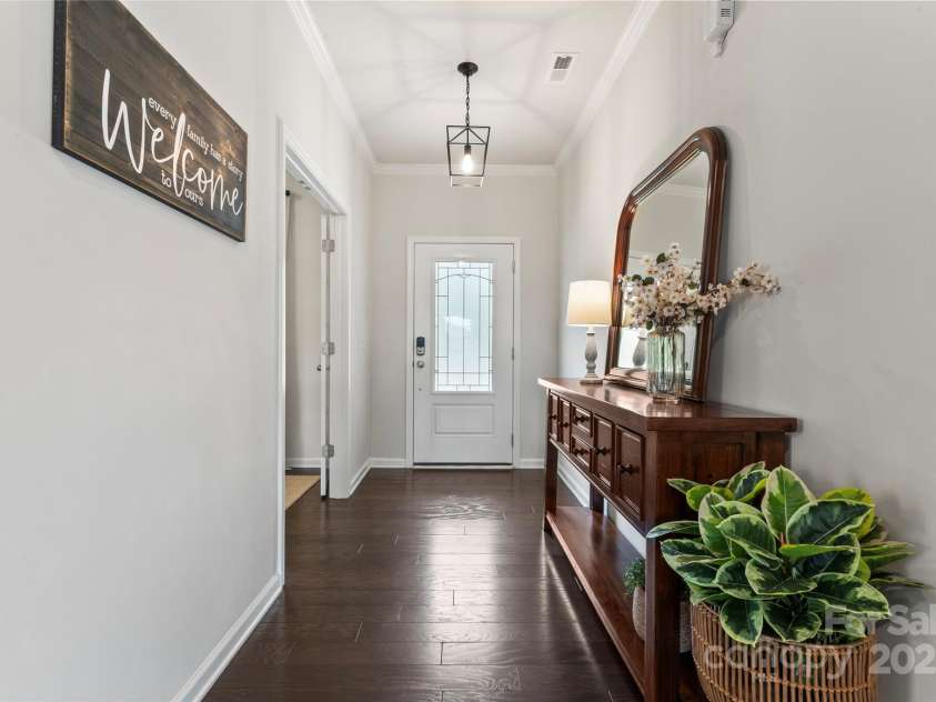 17231 Rider Wood Lane, Charlotte, NC 28278.  MLS# CAR4269861, YatesRealty ID 22676. Your front entry hallway