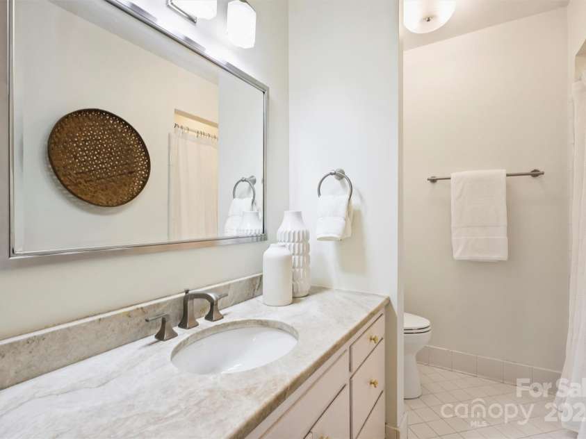 6150 Rocky Falls Road, Charlotte, NC 28211.  MLS# CAR4270630, YatesRealty ID 22677. Ensuite Primary Bath