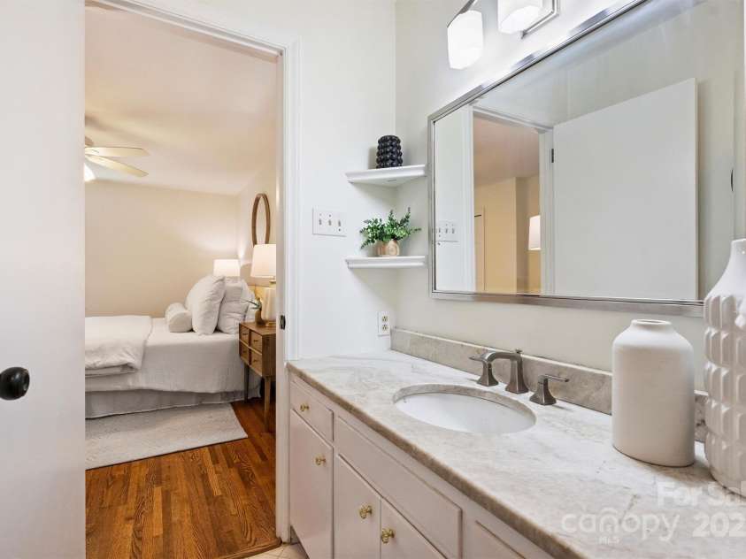 6150 Rocky Falls Road, Charlotte, NC 28211.  MLS# CAR4270630, YatesRealty ID 22677. Ensuite Primary Bath