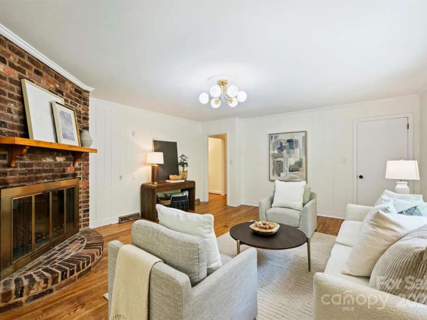 6150 Rocky Falls Road, Charlotte, NC 28211.  MLS# CAR4270630, YatesRealty ID 22677. Family Room