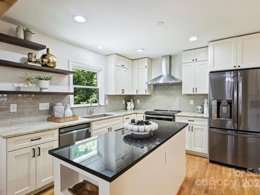 6150 Rocky Falls Road, Charlotte, NC 28211.  MLS# CAR4270630, YatesRealty ID 22677. Kitchen
