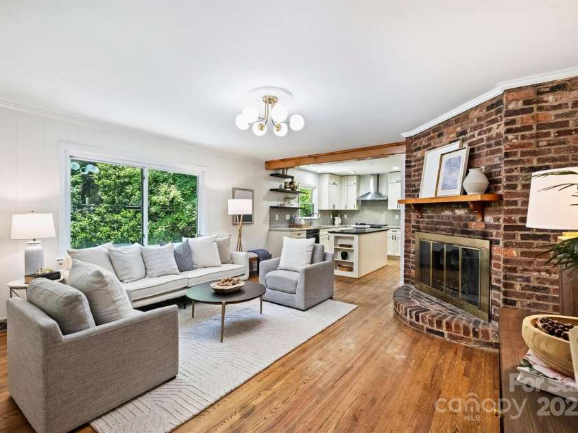 6150 Rocky Falls Road, Charlotte, NC 28211.  MLS# CAR4270630, YatesRealty ID 22677. Large window floods the family room and kitchen with natural light!