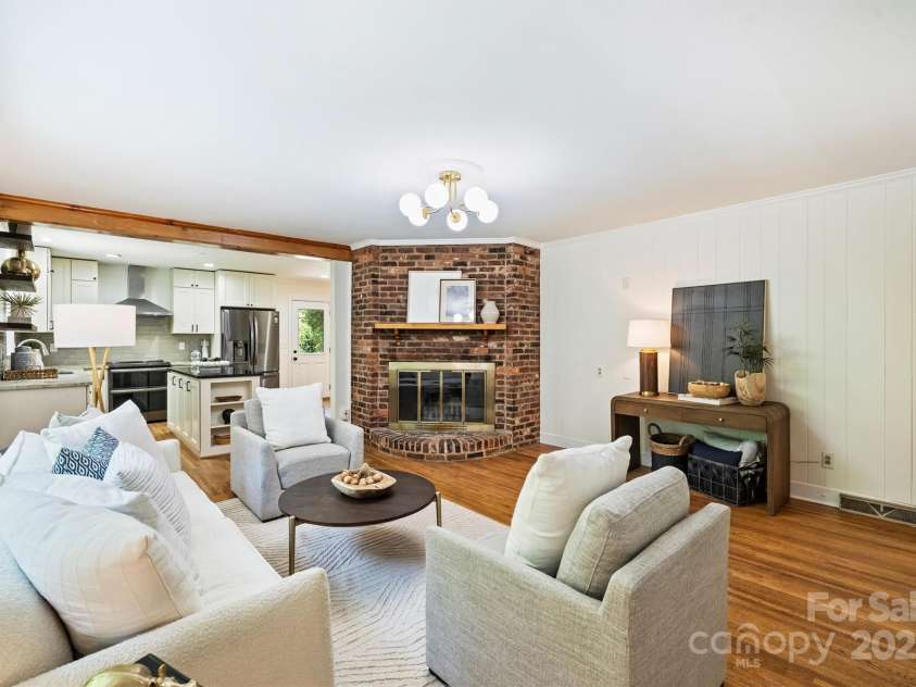 6150 Rocky Falls Road, Charlotte, NC 28211.  MLS# CAR4270630, YatesRealty ID 22677. Spacious family room is open to the kitchen and features a cozy fireplace!