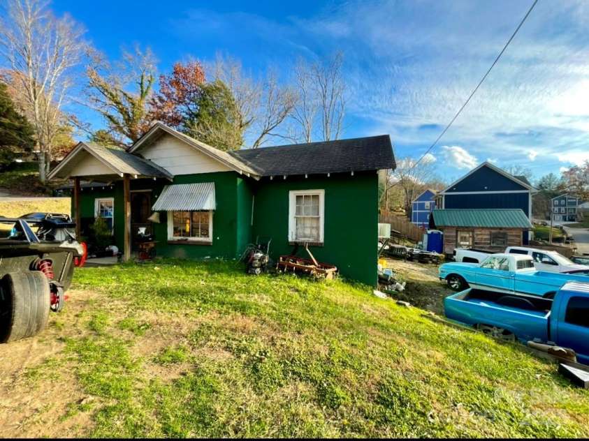 130 Lookout Road, Asheville, NC 28804.  MLS# CAR4317772, YatesRealty ID 22678. 