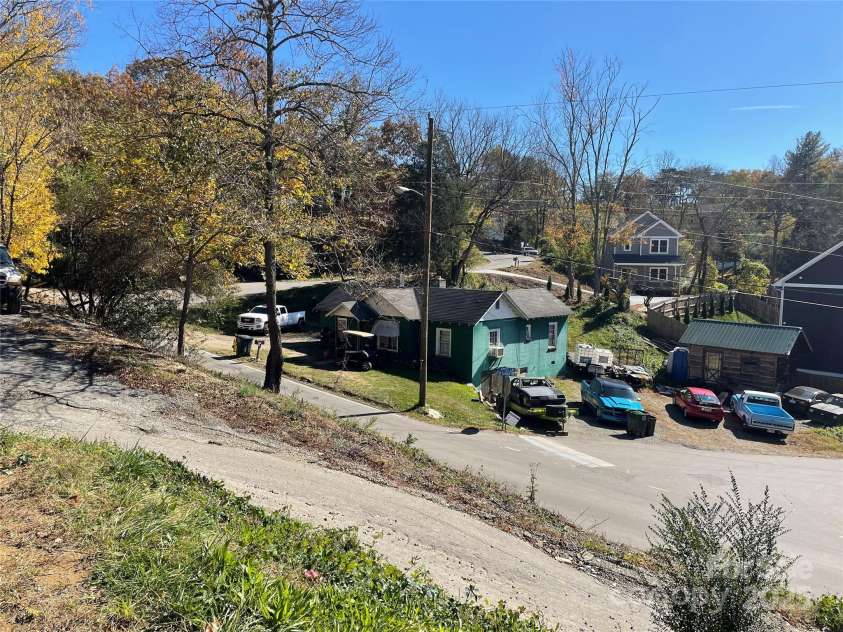 130 Lookout Road, Asheville, NC 28804.  MLS# CAR4317772, YatesRealty ID 22678. 