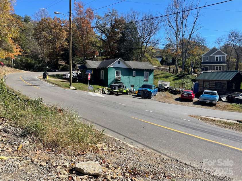 130 Lookout Road, Asheville, NC 28804.  MLS# CAR4317772, YatesRealty ID 22678. 