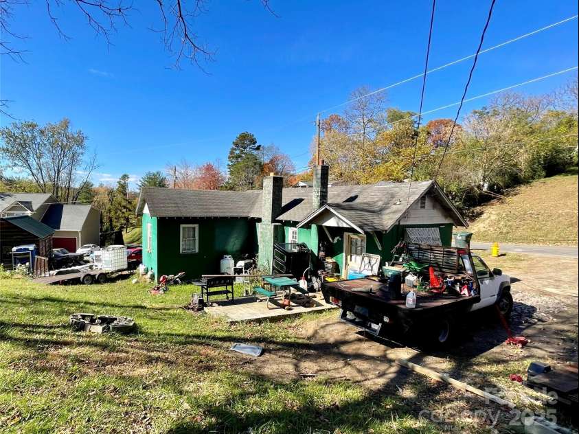 130 Lookout Road, Asheville, NC 28804.  MLS# CAR4317772, YatesRealty ID 22678. 