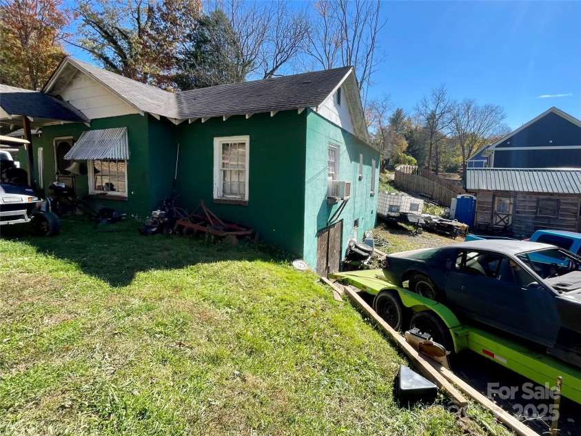 130 Lookout Road, Asheville, NC 28804.  MLS# CAR4317772, YatesRealty ID 22678. 