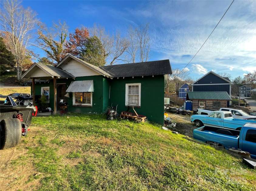130 Lookout Road, Asheville, NC 28804.  MLS# CAR4317772, YatesRealty ID 22678. 
