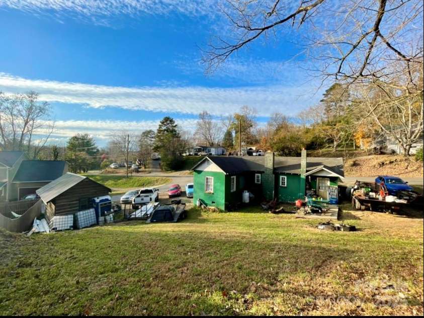 130 Lookout Road, Asheville, NC 28804.  MLS# CAR4317772, YatesRealty ID 22678. 