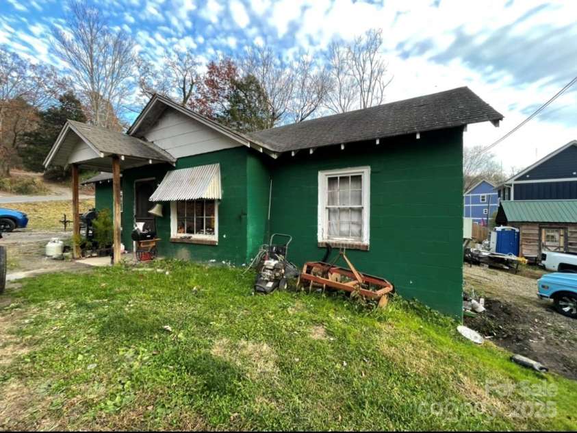 130 Lookout Road, Asheville, NC 28804.  MLS# CAR4317772, YatesRealty ID 22678. 