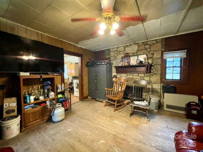 130 Lookout Road, Asheville, NC 28804.  MLS# CAR4317772, YatesRealty ID 22678. 