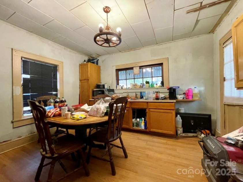 130 Lookout Road, Asheville, NC 28804.  MLS# CAR4317772, YatesRealty ID 22678. 