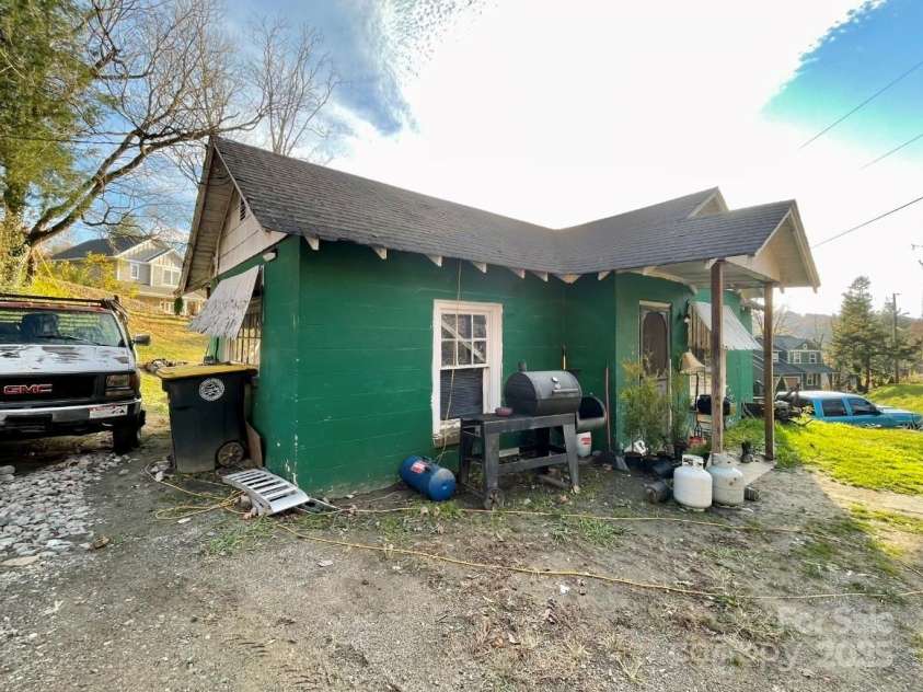130 Lookout Road, Asheville, NC 28804.  MLS# CAR4317772, YatesRealty ID 22678. 