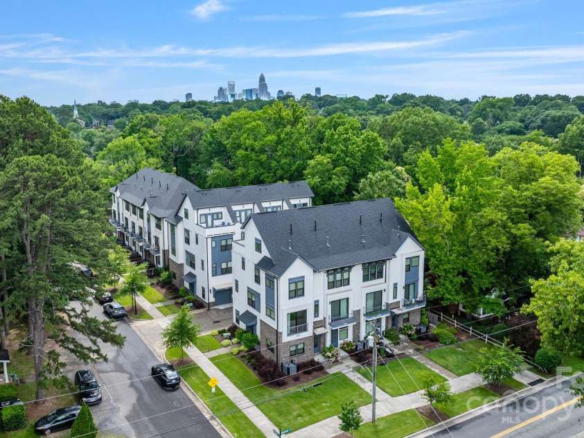2969 Simpson Drive, Charlotte, NC 28205.  MLS# CAR4270253, YatesRealty ID 22679. End Unit Townhome on a corner lot
