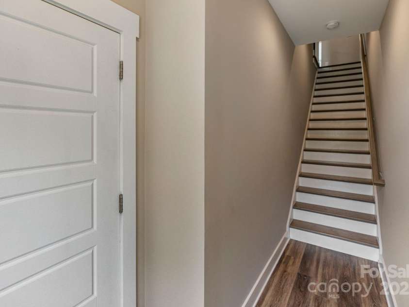 2969 Simpson Drive, Charlotte, NC 28205.  MLS# CAR4270253, YatesRealty ID 22679. Foyer Entrance