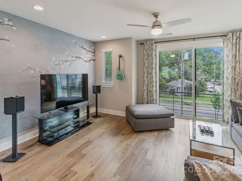 2969 Simpson Drive, Charlotte, NC 28205.  MLS# CAR4270253, YatesRealty ID 22679. Great Room