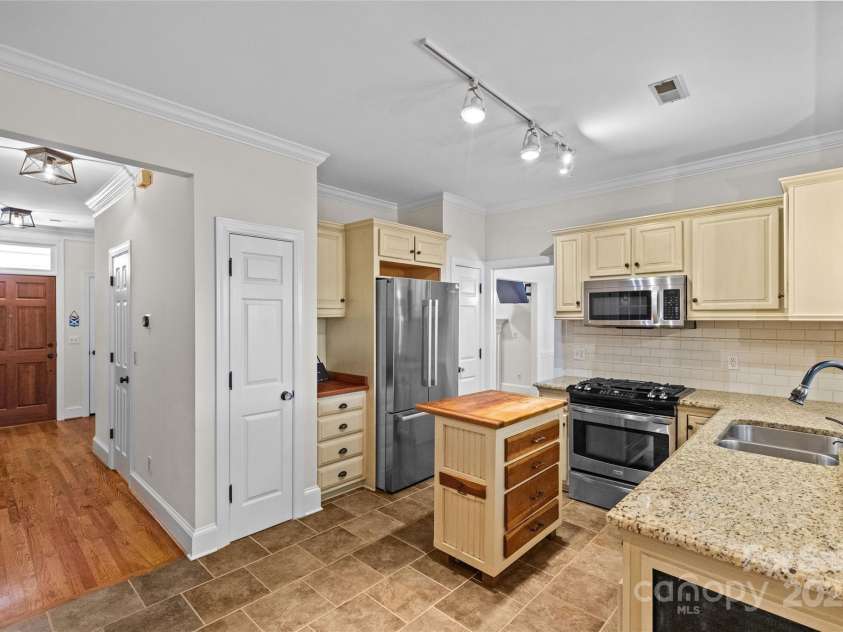 3535 Selwyn Farms Lane, Charlotte, NC 28209.  MLS# CAR4273812, YatesRealty ID 22681. 