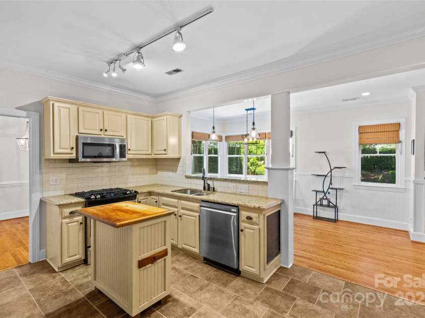 3535 Selwyn Farms Lane, Charlotte, NC 28209.  MLS# CAR4273812, YatesRealty ID 22681. 