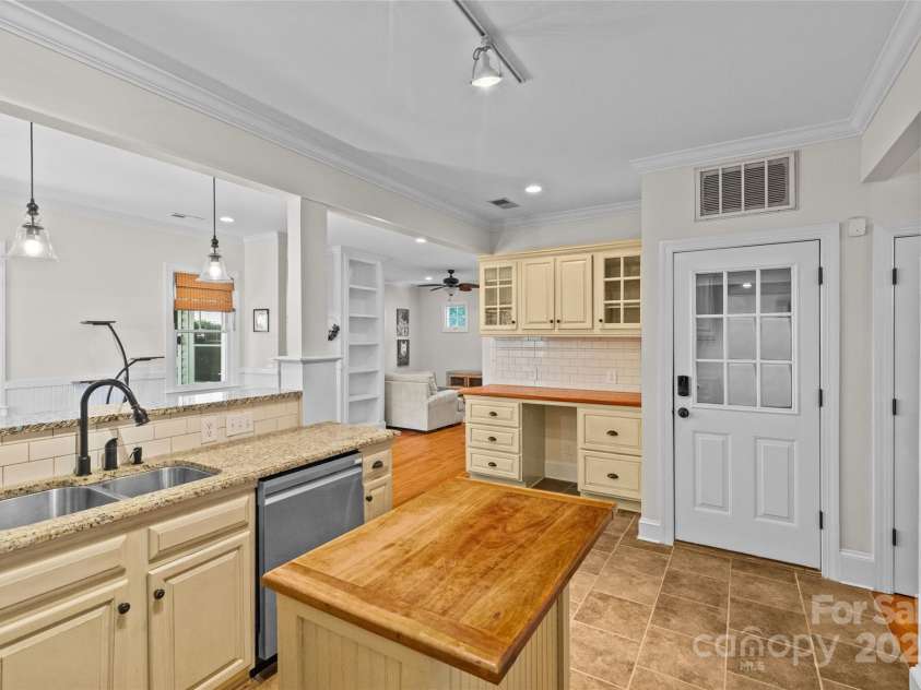 3535 Selwyn Farms Lane, Charlotte, NC 28209.  MLS# CAR4273812, YatesRealty ID 22681. 
