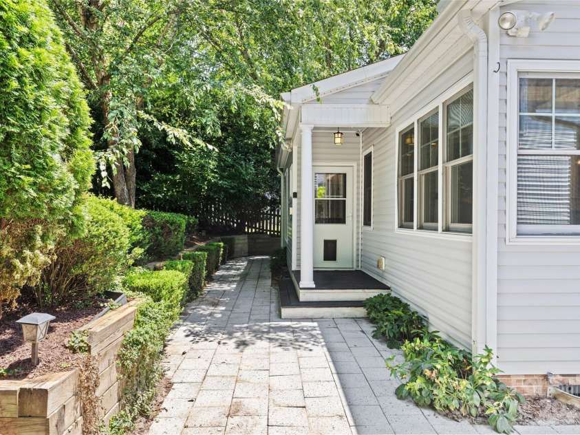 3535 Selwyn Farms Lane, Charlotte, NC 28209.  MLS# CAR4273812, YatesRealty ID 22681. 